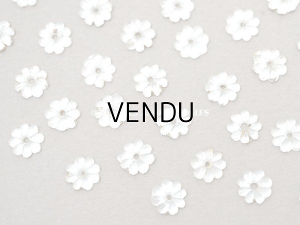 画像2: アンティーク 花型 小さなビーズ 磨りガラス風 7.5mm 40ピースのセット (2)