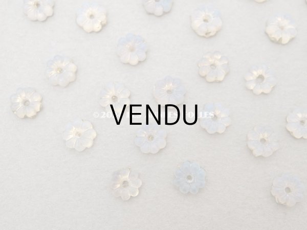 画像3: アンティーク 花型 小さなビーズ 磨りガラス風 乳白色 5mm 約40ピースのセット (3)