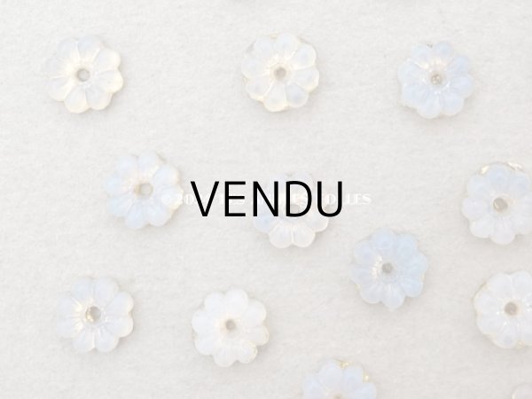 画像5: アンティーク 花型 小さなビーズ 磨りガラス風 乳白色 5mm 約40ピースのセット (5)