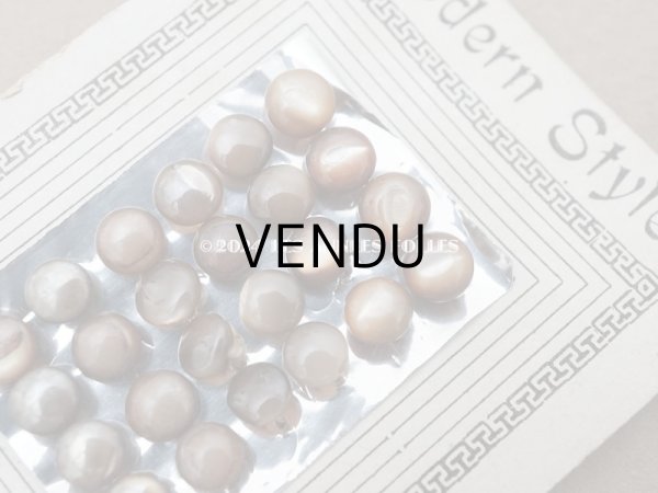 画像2: 1920年 アンティーク マザーオブパール製 極小 ボタン 5mm 24ピース シェルボタン ライトブラウン (2)