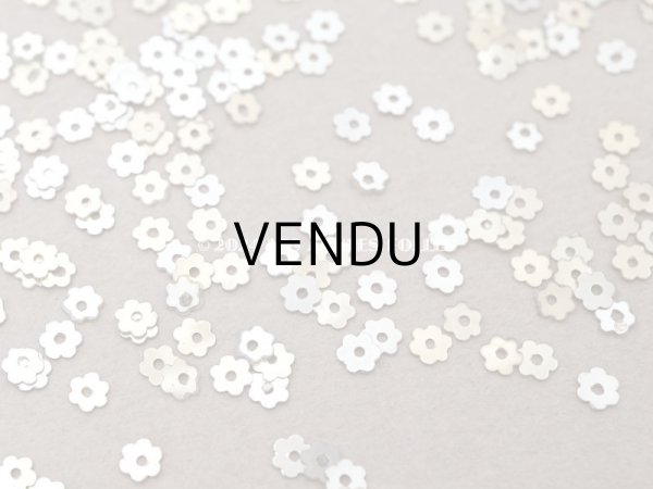 画像4: 19世紀末 アンティーク メタル製 極小 3mm 花 スパンコール 200ピースのセット シャンパンゴールド (4)