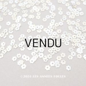 画像: 19世紀末 アンティーク メタル製 極小 3mm 花 スパンコール 200ピースのセット シャンパンゴールド