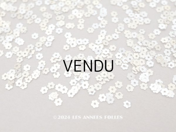 画像1: 19世紀末 アンティーク メタル製 極小 3mm 花 スパンコール 200ピースのセット シャンパンゴールド (1)