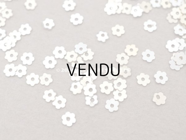 画像3: 19世紀末 アンティーク メタル製 極小 3mm 花 スパンコール 200ピースのセット シャンパンゴールド (3)