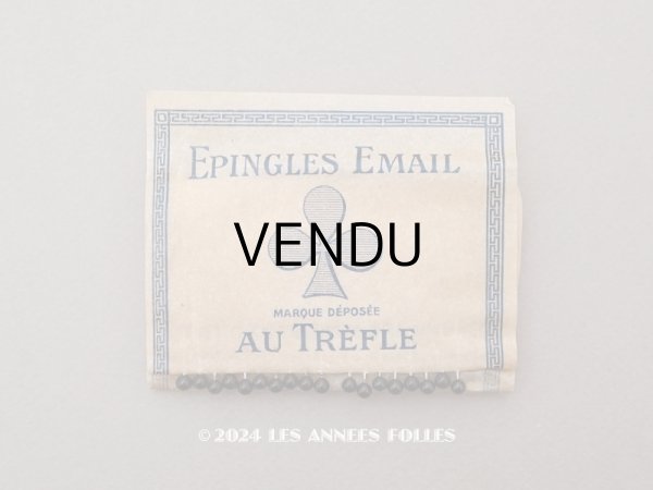 画像1: ＊蚤の市＊未使用 アンティーク エパングルシート 97ピース EPINGLES EMAIL AU TREFLE  (1)