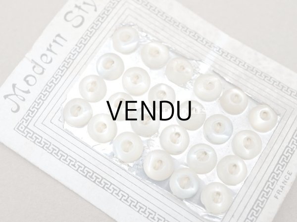 画像2: アンティーク マザーオブパール製 極小 ボタン 6mm 24ピース パウダーブルー＆オフホワイト シェルボタン  (2)