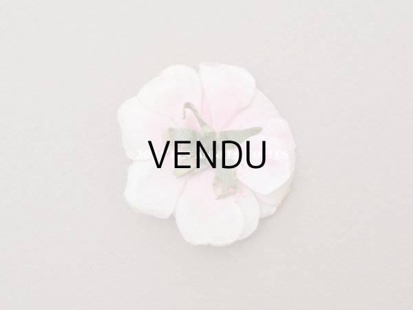 画像2: アンティーク パウダーピンクの薔薇の布花 クオーター・ロゼット咲き (2)