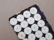 画像2: アンティーク 8mm リネンのくるみボタン ドール用 12ピースのセット オフホワイト  (2)