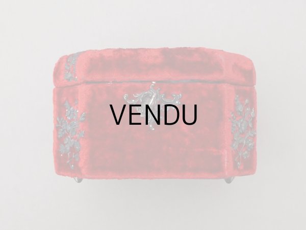 画像17: 19世紀末 アンティーク バカラ社のクリスタル香水瓶入り 裁縫箱 レッド＆パウダーブルー ベルベット＆シルククッション (17)