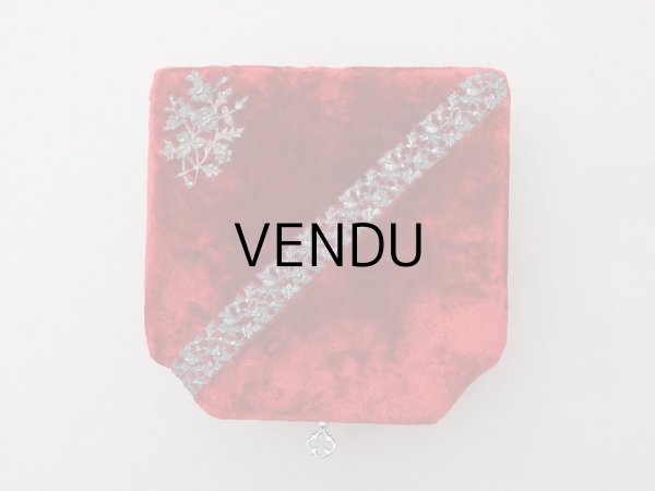 画像13: 19世紀末 アンティーク バカラ社のクリスタル香水瓶入り 裁縫箱 レッド＆パウダーブルー ベルベット＆シルククッション (13)