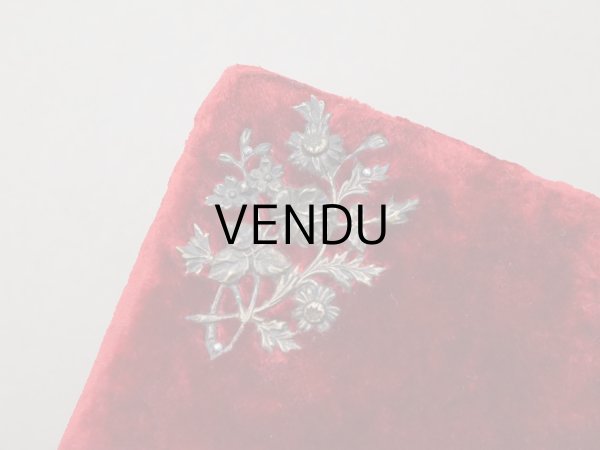 画像14: 19世紀末 アンティーク バカラ社のクリスタル香水瓶入り 裁縫箱 レッド＆パウダーブルー ベルベット＆シルククッション (14)