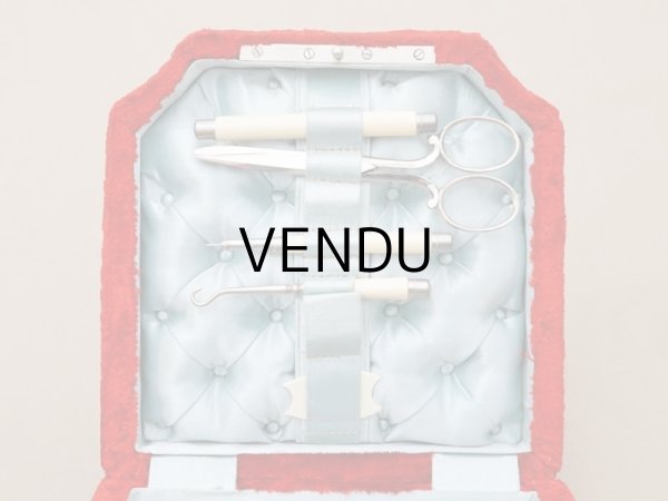 画像6: 19世紀末 アンティーク バカラ社のクリスタル香水瓶入り 裁縫箱 レッド＆パウダーブルー ベルベット＆シルククッション (6)