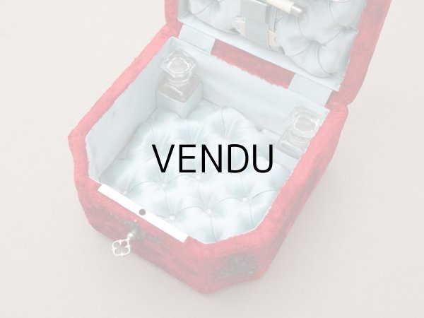 画像7: 19世紀末 アンティーク バカラ社のクリスタル香水瓶入り 裁縫箱 レッド＆パウダーブルー ベルベット＆シルククッション (7)