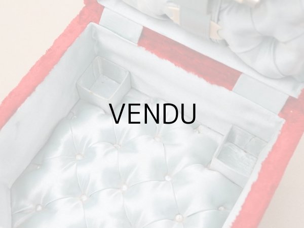 画像9: 19世紀末 アンティーク バカラ社のクリスタル香水瓶入り 裁縫箱 レッド＆パウダーブルー ベルベット＆シルククッション (9)