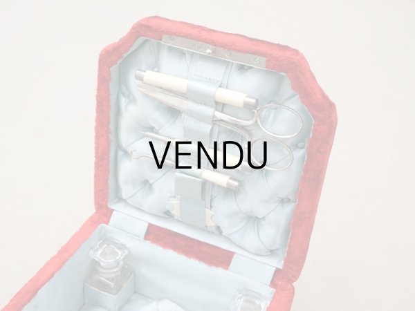 画像5: 19世紀末 アンティーク バカラ社のクリスタル香水瓶入り 裁縫箱 レッド＆パウダーブルー ベルベット＆シルククッション (5)