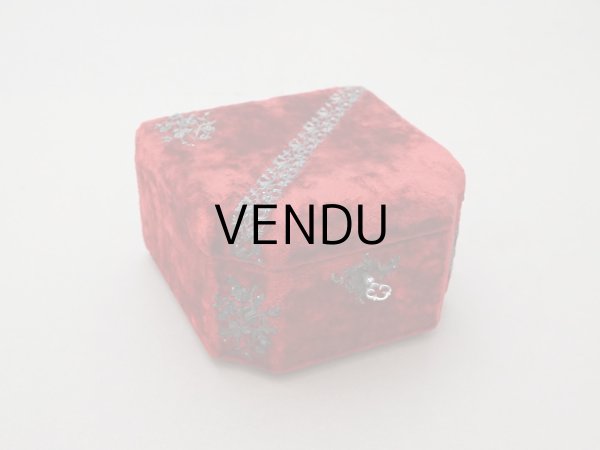 画像4: 19世紀末 アンティーク バカラ社のクリスタル香水瓶入り 裁縫箱 レッド＆パウダーブルー ベルベット＆シルククッション (4)