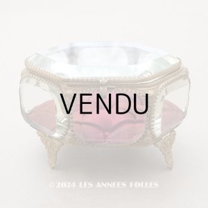 画像: 19世紀 アンティーク 大きなジュエリーボックス 六角形 ワイン色のシルク製クッション