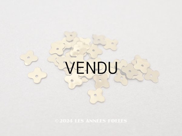 画像1: 19世紀末 アンティーク メタル製 5mm 花型 スパンコール アンティークゴールド 50ピースのセット  (1)