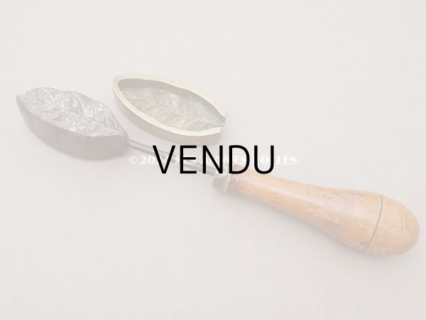 画像2: 19世紀末 アンティーク  こて リーフ 型押し  (2)