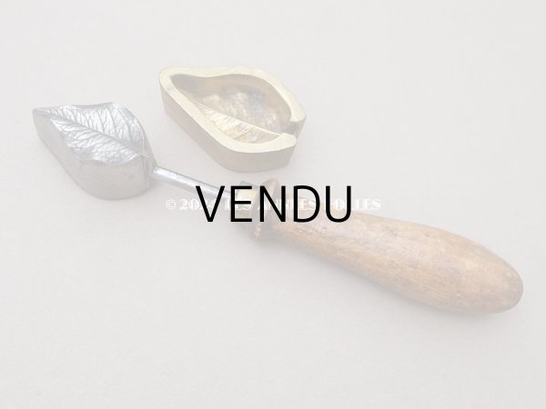 画像2: 19世紀末 アンティーク  こて リーフ 型押し  (2)