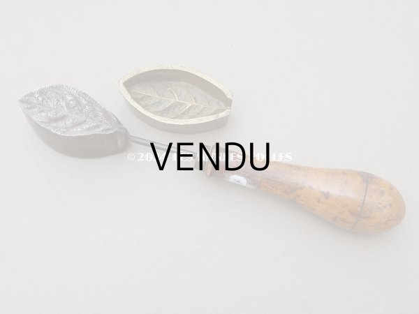 画像2: 19世紀末 アンティーク  こて リーフ 型押し  (2)