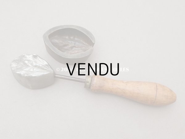 画像2: 19世紀末 アンティーク  こて リーフ 型押し  (2)