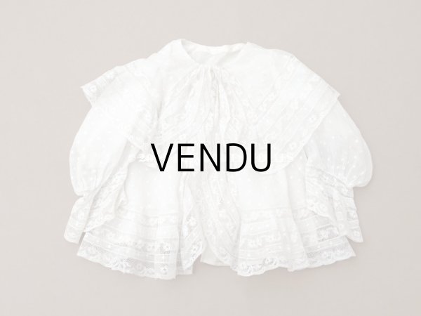 画像2: 1900年頃 アンティーク ドール&ベビー用 袖付きケープ ドット刺繍のコットンファブリック＆レース 裏地付き (2)