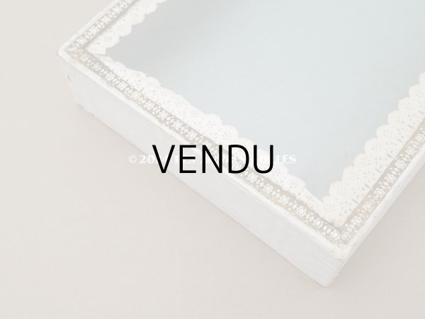 画像4: アンティーク プレザントワール 硝子の蓋のショーケース 初聖体の腕章入れ (4)