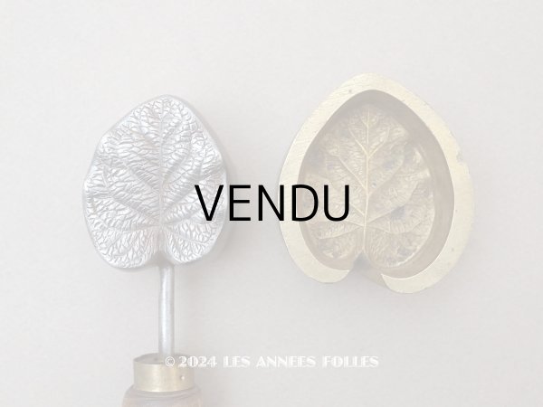 画像1: 19世紀末 アンティーク  こて 菫のリーフ 型押し  (1)