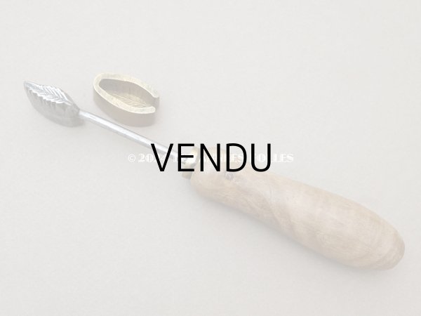 画像2: 19世紀末 アンティーク こて リーフ 型押し  (2)