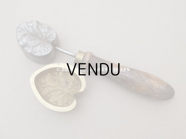 画像2: 19世紀末 アンティーク  こて 菫のリーフ 型押し  (2)