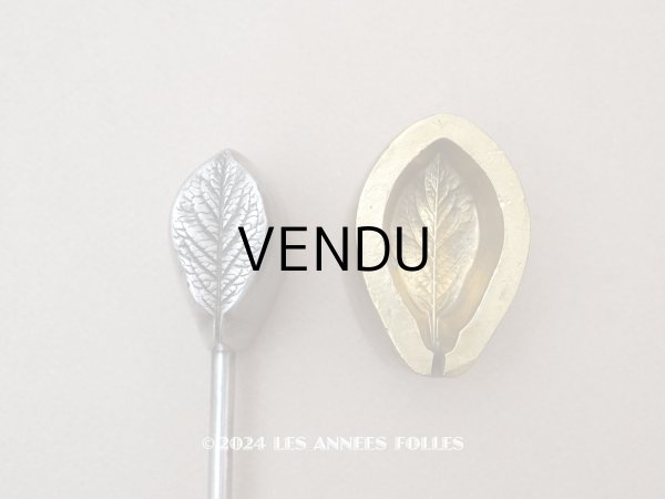 画像1: 19世紀末 アンティーク こて リーフ 型押し  (1)