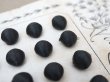 画像18: アンティーク シルクサテンのくるみボタン 8mm 黒 24ピース NOUVEAUTE - UNIS FRANCE - (18)