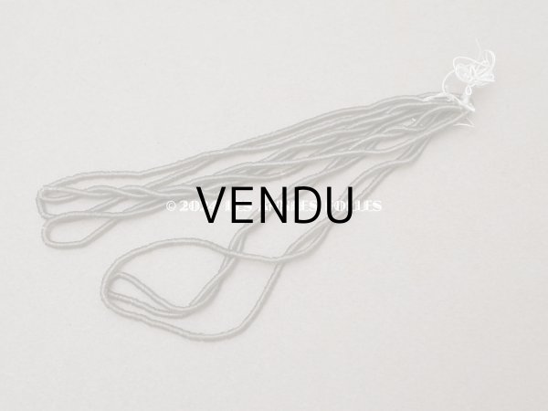 画像2: 1900年頃 アンティーク ゼラチン製 極小1.5mm スパンコール シルバー (2)