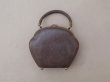 画像5: 1900年頃 アンティーク  貴婦人のバッグ 本革製＆シルククッション イニシャル入り (5)