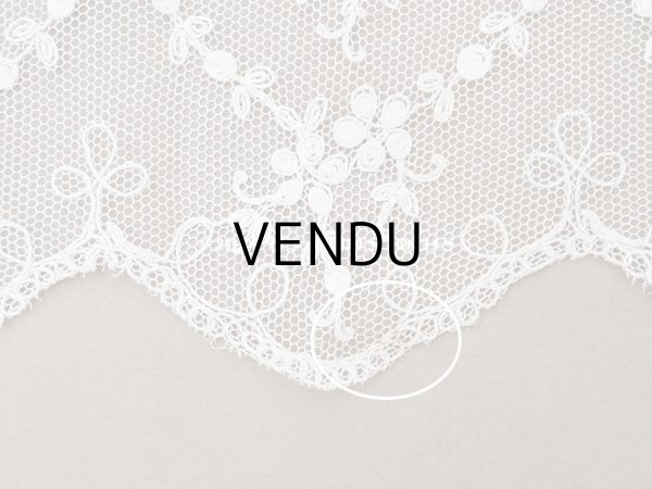 画像4: アンティーク 花の刺繍入り 幅広レース 32.5×幅28〜30cm (4)