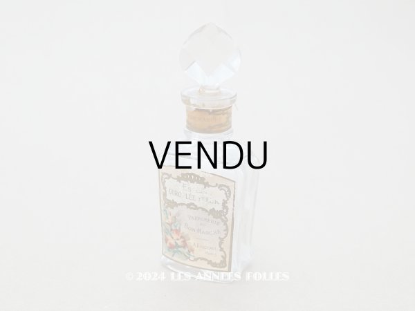 画像1: アンティーク 香水瓶 パウダーピンクのラベル ESSENCE GIROFLEE FLEUR - AU BON MARCHE - (1)