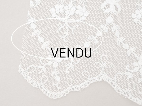 画像3: アンティーク 花の刺繍入り 幅広レース 32.5×幅28〜30cm (3)
