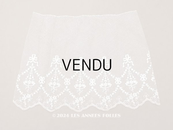 画像1: アンティーク 花の刺繍入り 幅広レース 32.5×幅28〜30cm (1)