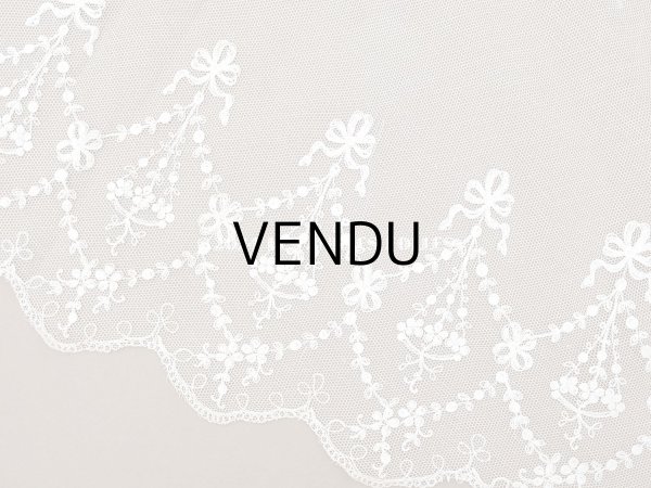 画像2: アンティーク 花の刺繍入り 幅広レース 32.5×幅28〜30cm (2)