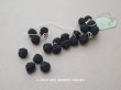 画像1: 1900年頃 アンティーク コットンクロシェのポンポン 黒 24ピースのセット 8mm (1)