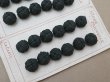 画像2: 【クリスマスセール2024対象外】アンティーク 炭黒 リネンのくるみボタン 11〜12mm 36ピース (2)