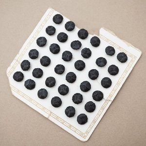 画像: 【クリスマスセール2024対象外】アンティーク シルク製 9mm くるみボタン 黒 6ピースのセット 