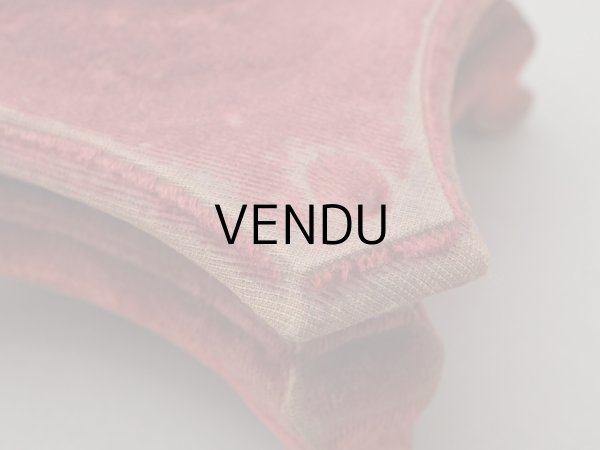 画像11: アンティーク ベルベットの台座 脚付き グレナディンレッド (11)