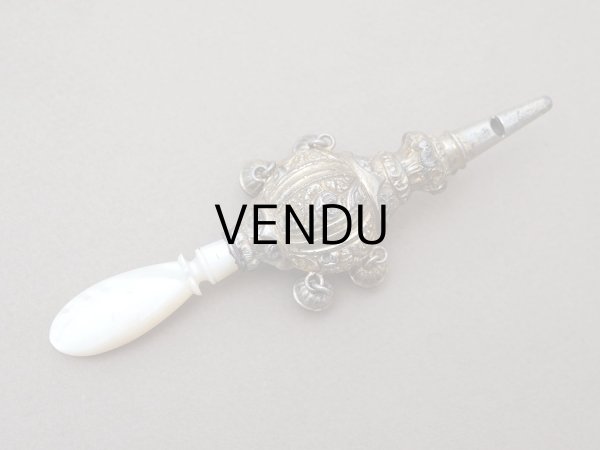 画像6: ＊蚤の市＊19世紀 アンティーク 薔薇のラトル ゴールドコーティング シルバー製  マザーオブパールのハンドル (6)