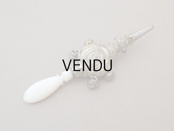 画像2: ＊蚤の市＊19世紀 アンティーク 薔薇のラトル ゴールドコーティング シルバー製  マザーオブパールのハンドル (2)