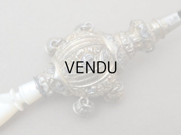画像8: ＊蚤の市＊19世紀 アンティーク 薔薇のラトル ゴールドコーティング シルバー製  マザーオブパールのハンドル (8)