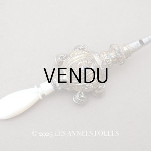 画像: ＊蚤の市＊19世紀 アンティーク 薔薇のラトル ゴールドコーティング シルバー製  マザーオブパールのハンドル