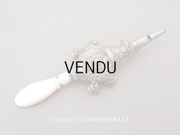 画像1: ＊蚤の市＊19世紀 アンティーク 薔薇のラトル ゴールドコーティング シルバー製  マザーオブパールのハンドル (1)