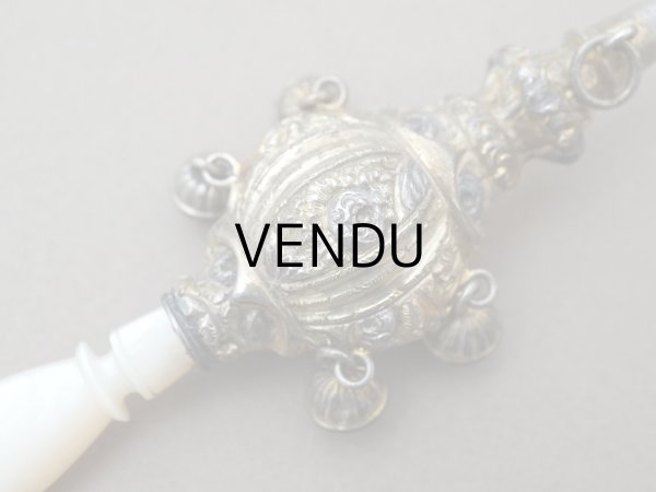 画像4: ＊蚤の市＊19世紀 アンティーク 薔薇のラトル ゴールドコーティング シルバー製  マザーオブパールのハンドル (4)